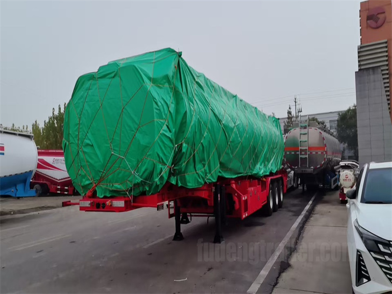 Ugandan customers visited Shandong Fudeng to purchase oil tankers.