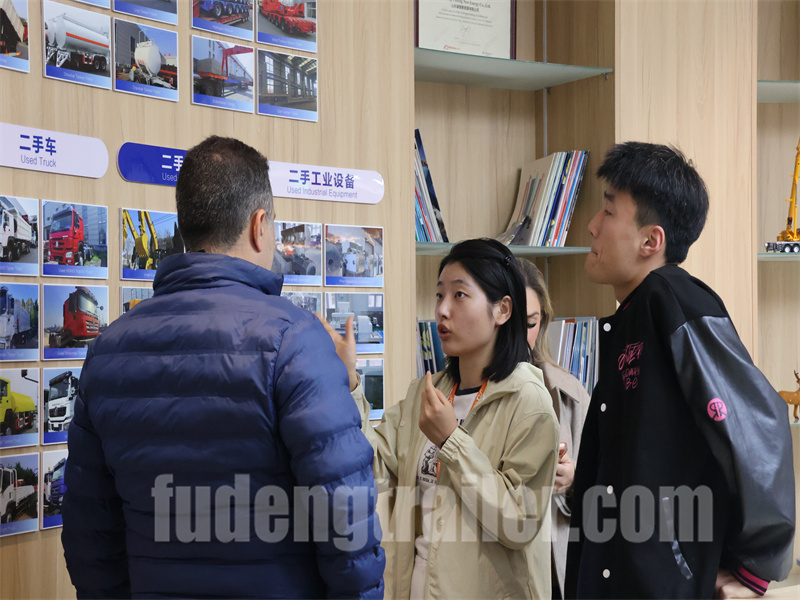 Brazilian Client Visits Fudeng Group and Places Order for HOWO TX7 Tractor Trucks and Fence Cargo Semi Trailers (2)